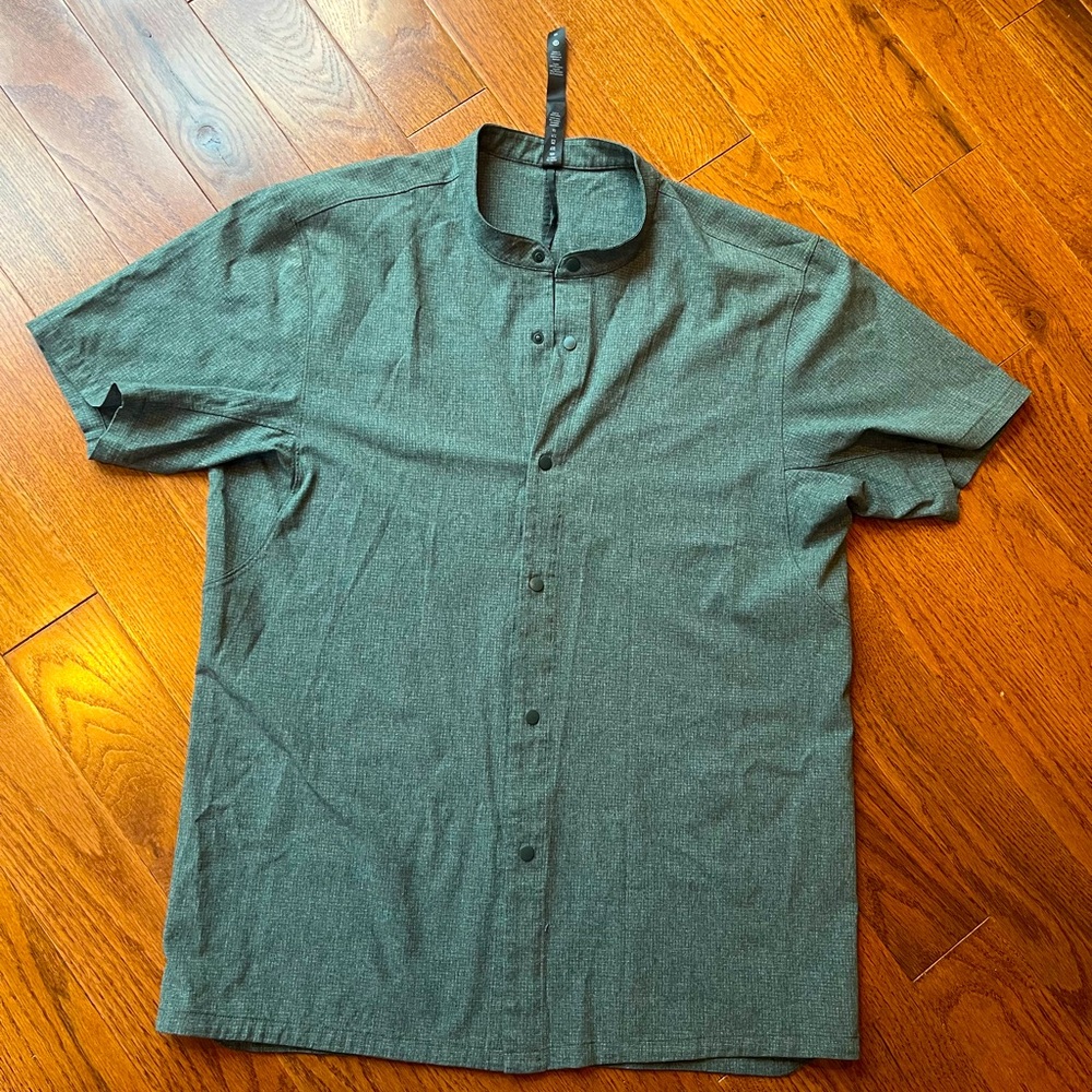 Lululemon men’s top. Very light. Almost brand new. No tag. Very stylish.